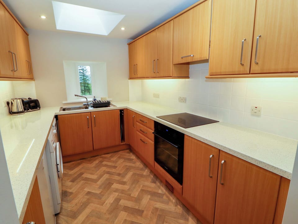 Cottage | Private kitchen | Fridge, microwave, dishwasher, cookware/dishes/utensils