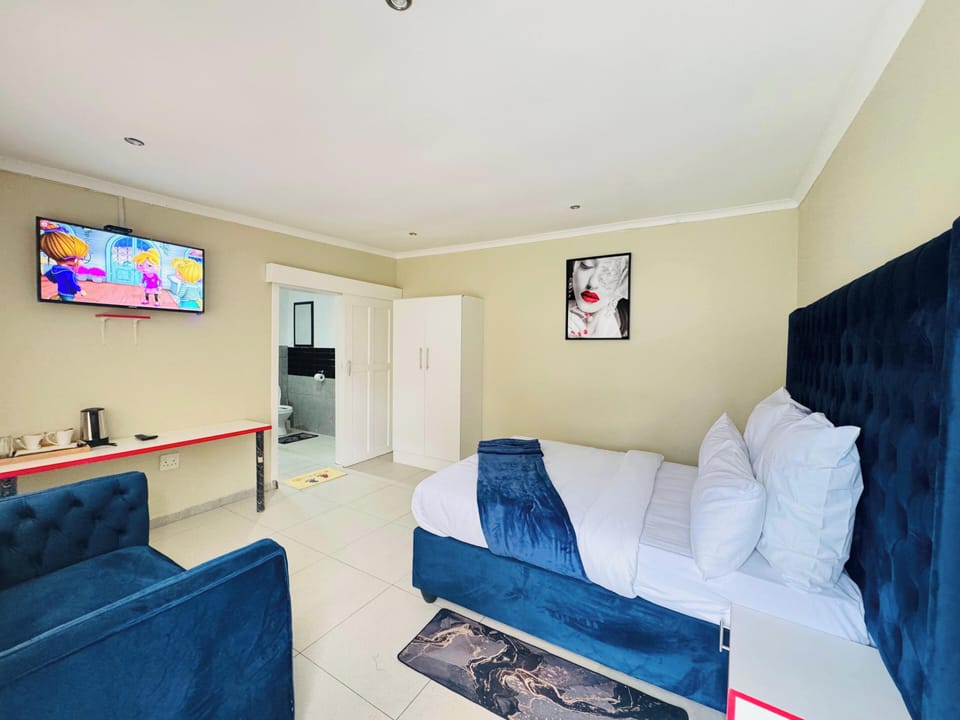 Deluxe Single Room | Laptop workspace, free WiFi