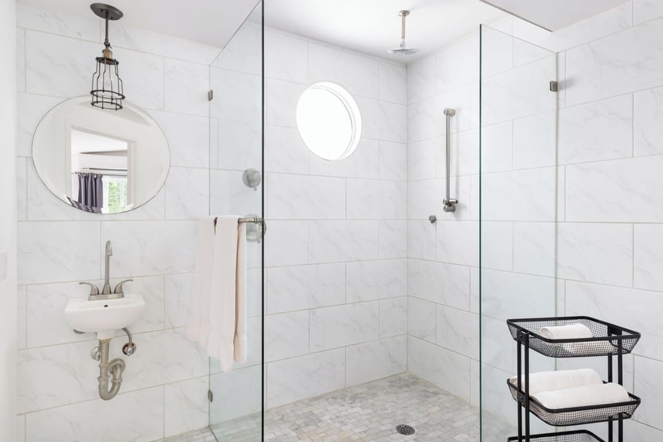 Shower, rainfall showerhead, free toiletries, hair dryer