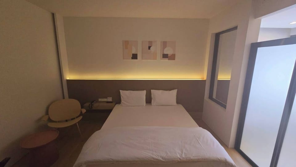Deluxe Room | Iron/ironing board, free WiFi