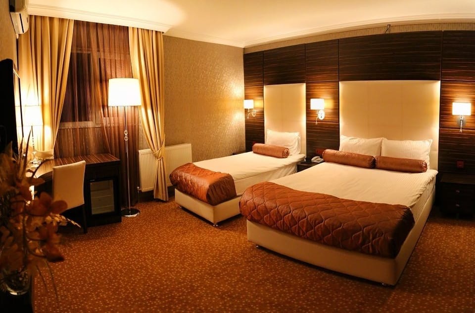 Family Room | Minibar, desk, free cribs/infant beds, rollaway beds