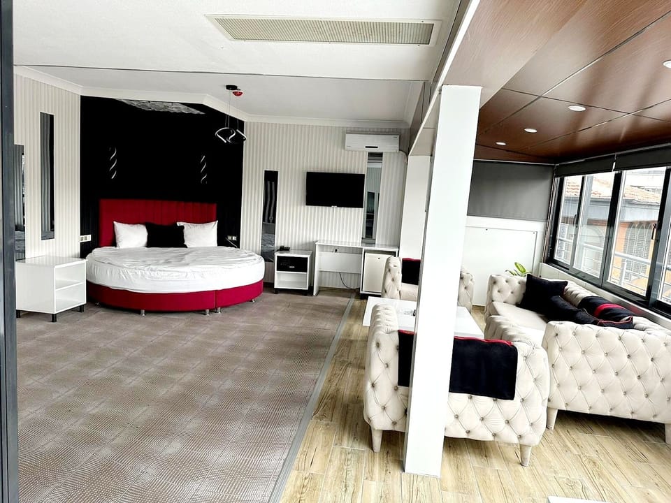 Luxury Suite, 1 Double Bed with Sofa bed, Private Bathroom | Reception
