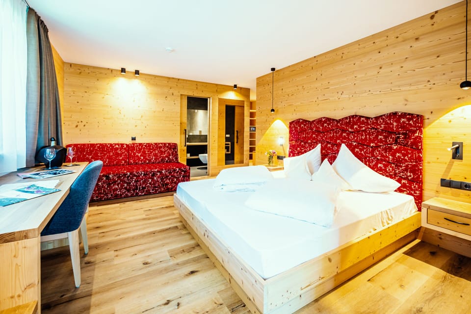 Deluxe Suite, Multiple Beds | In-room safe, desk, free WiFi, bed sheets