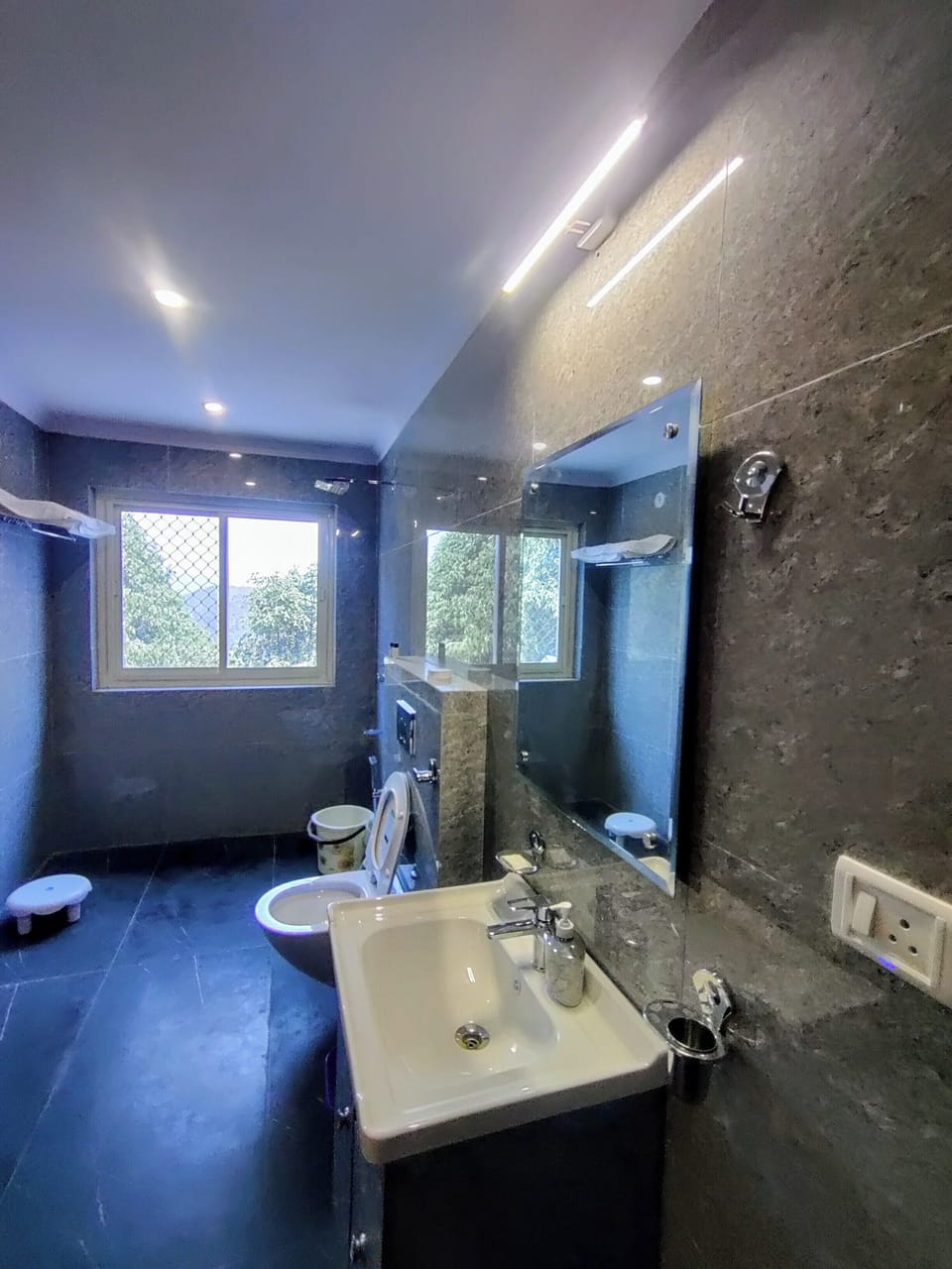 Family Double Room, Mountain View | Bathroom | Shower, free toiletries, slippers, towels