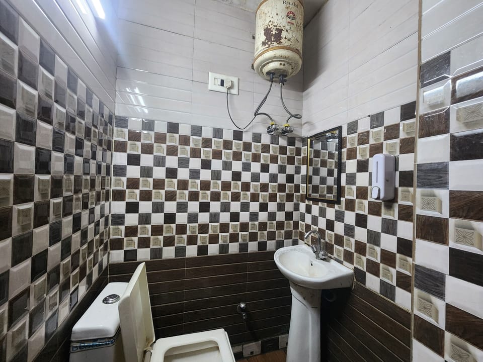 Deluxe Double Room, 1 Double Bed | Bathroom | Shower, towels