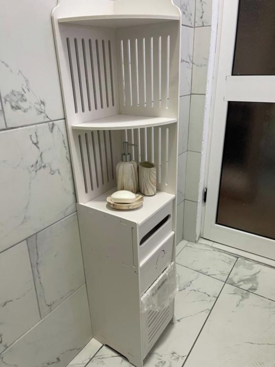 Apartment | Bathroom | Shower, hair dryer, towels, toilet paper