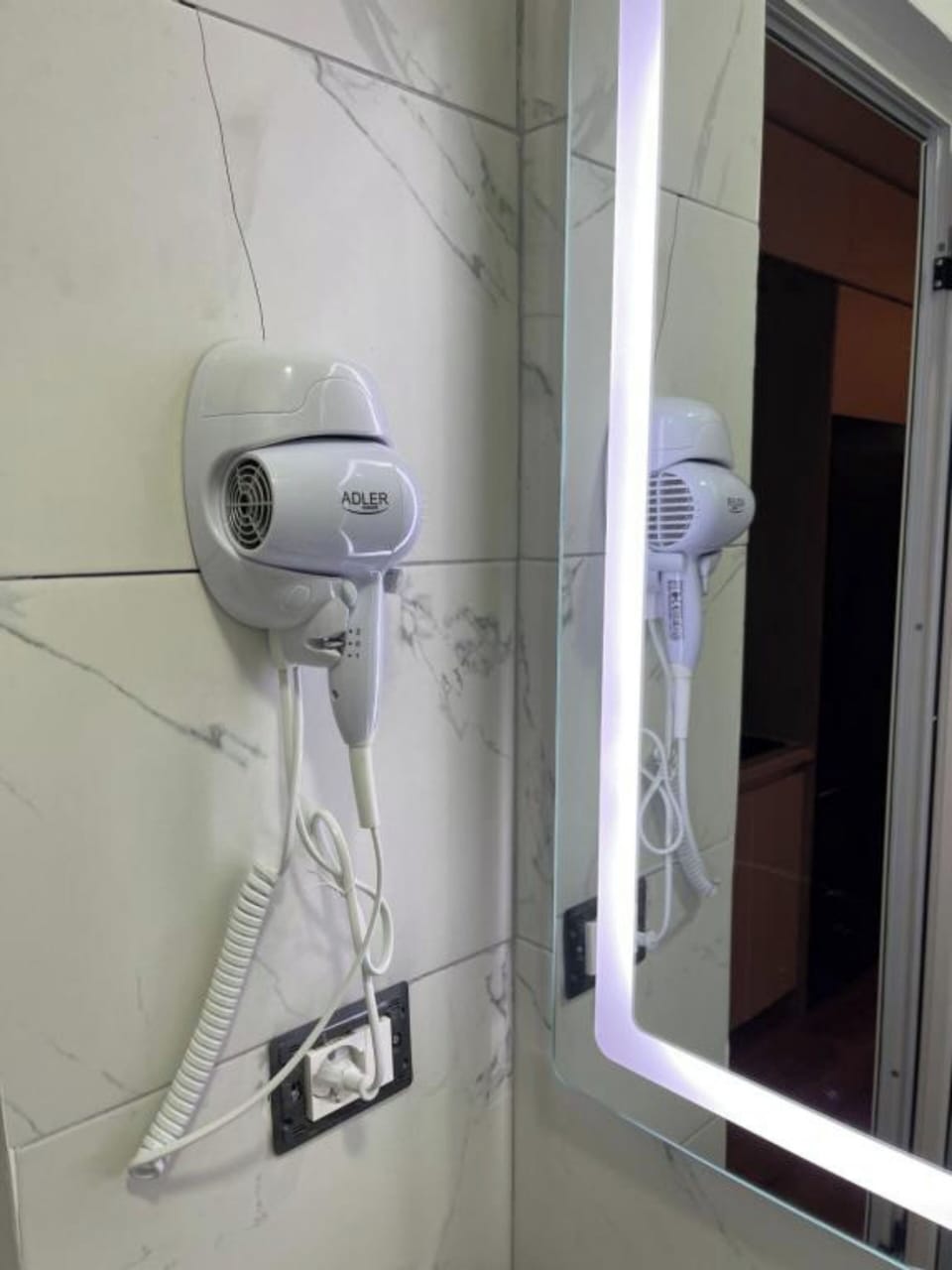 Apartment | Bathroom | Shower, hair dryer, towels, toilet paper