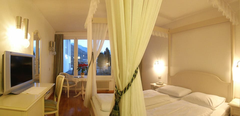 Desk, cribs (surcharge), WiFi (free), bed sheets