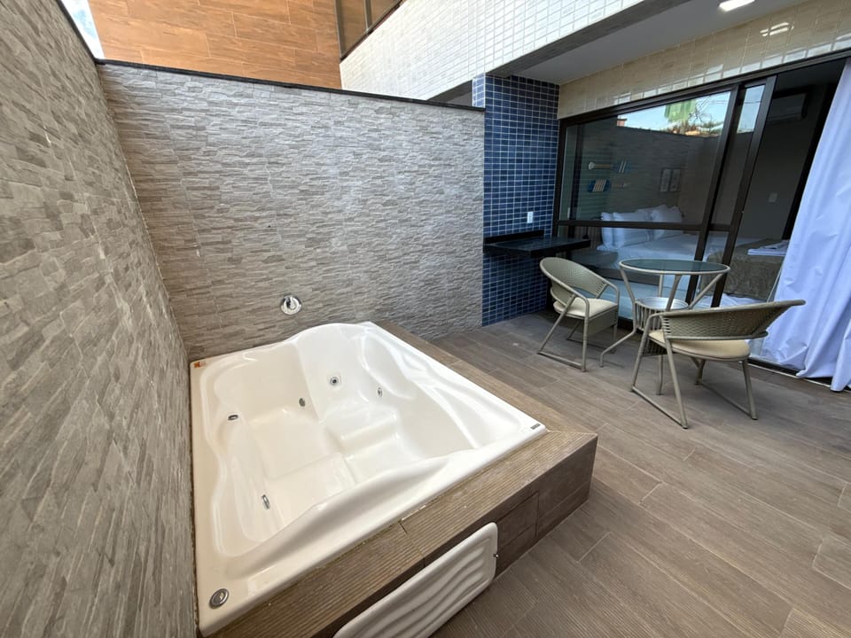 Jetted tub