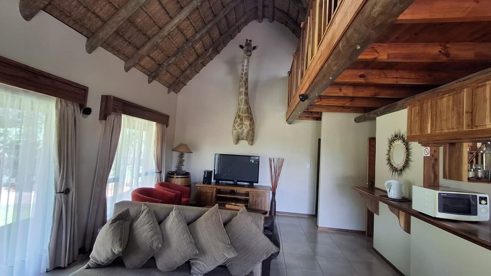 Family Suite, Garden View | Living area