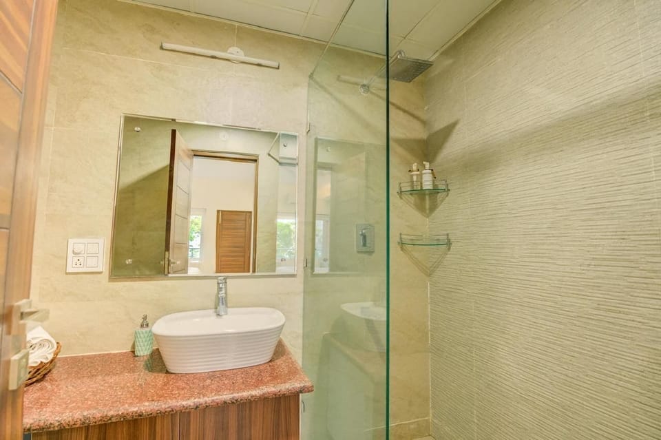 Luxury Apartment, Balcony, Mountain View | Bathroom | Shower, free toiletries, towels, soap