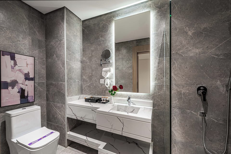 Deluxe Room | Bathroom | Shower, hair dryer, bidet, towels