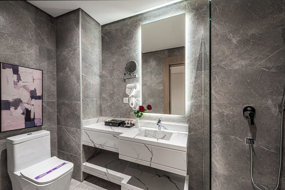 Deluxe Double Room | Bathroom | Shower, hair dryer, bidet, towels