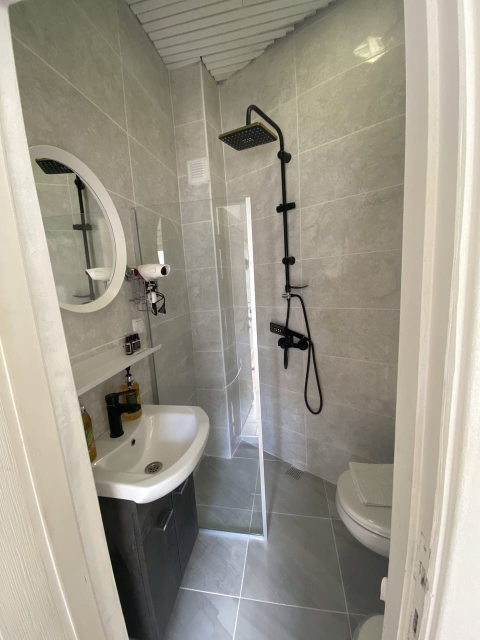Comfort Double Room, 1 Double Bed | Bathroom | Shower, hair dryer, slippers, towels