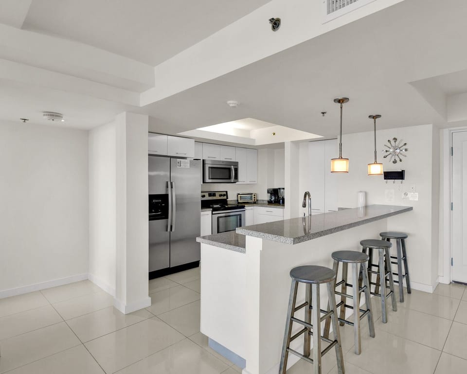 Exclusive Apartment, 3 Bedrooms, Balcony, Sea View | Private kitchen | Fridge, microwave, oven, stovetop