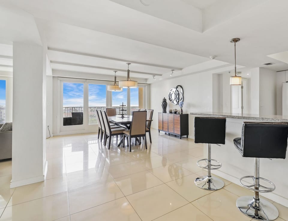 Comfort Apartment, 3 Bedrooms, Balcony, Bay View | In-room dining