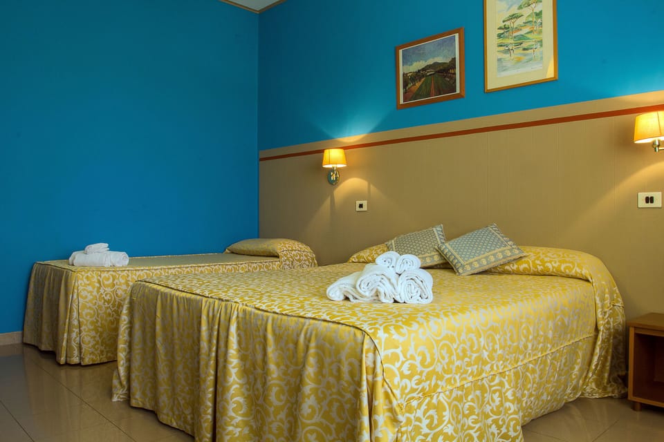 Triple Room | In-room safe, desk, free WiFi, bed sheets