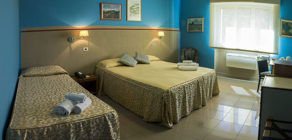 Triple Room | In-room safe, desk, free WiFi, bed sheets