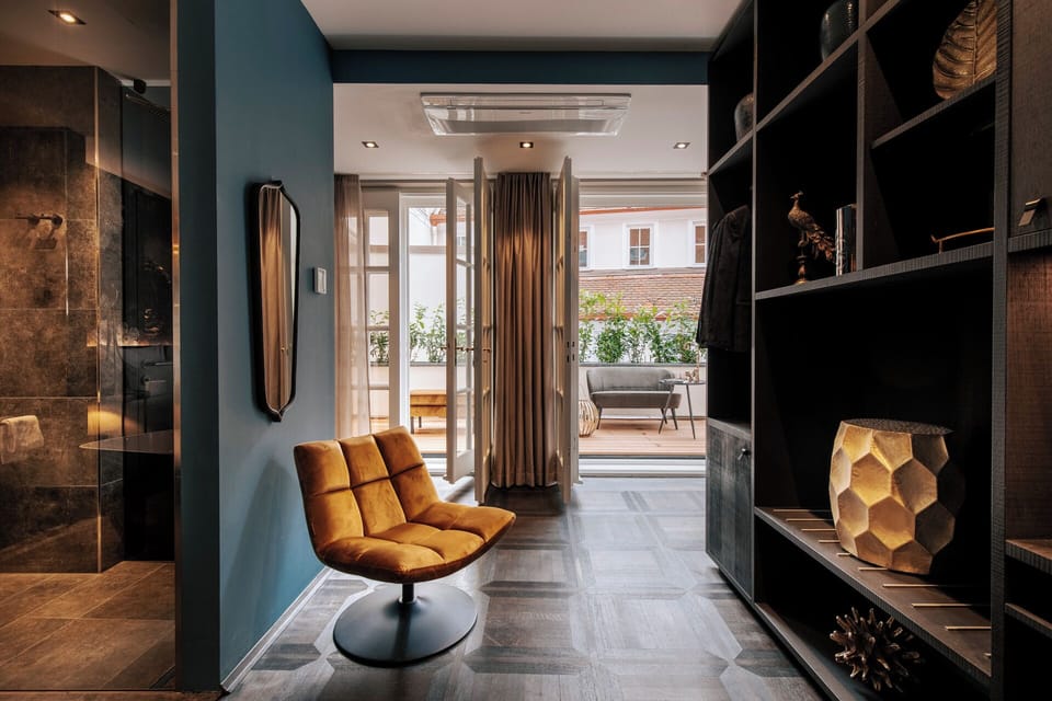 Famous Suite | In-room safe, desk, WiFi (free)