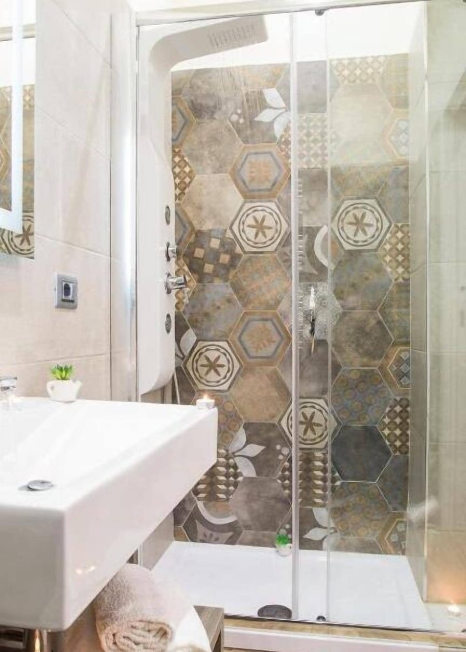 Deluxe Room | Bathroom | Shower, free toiletries, hair dryer, slippers