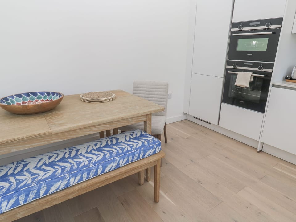 Cottage | Dining