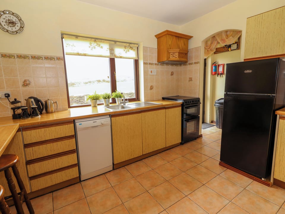 Dishwasher, cookware/dishes/utensils