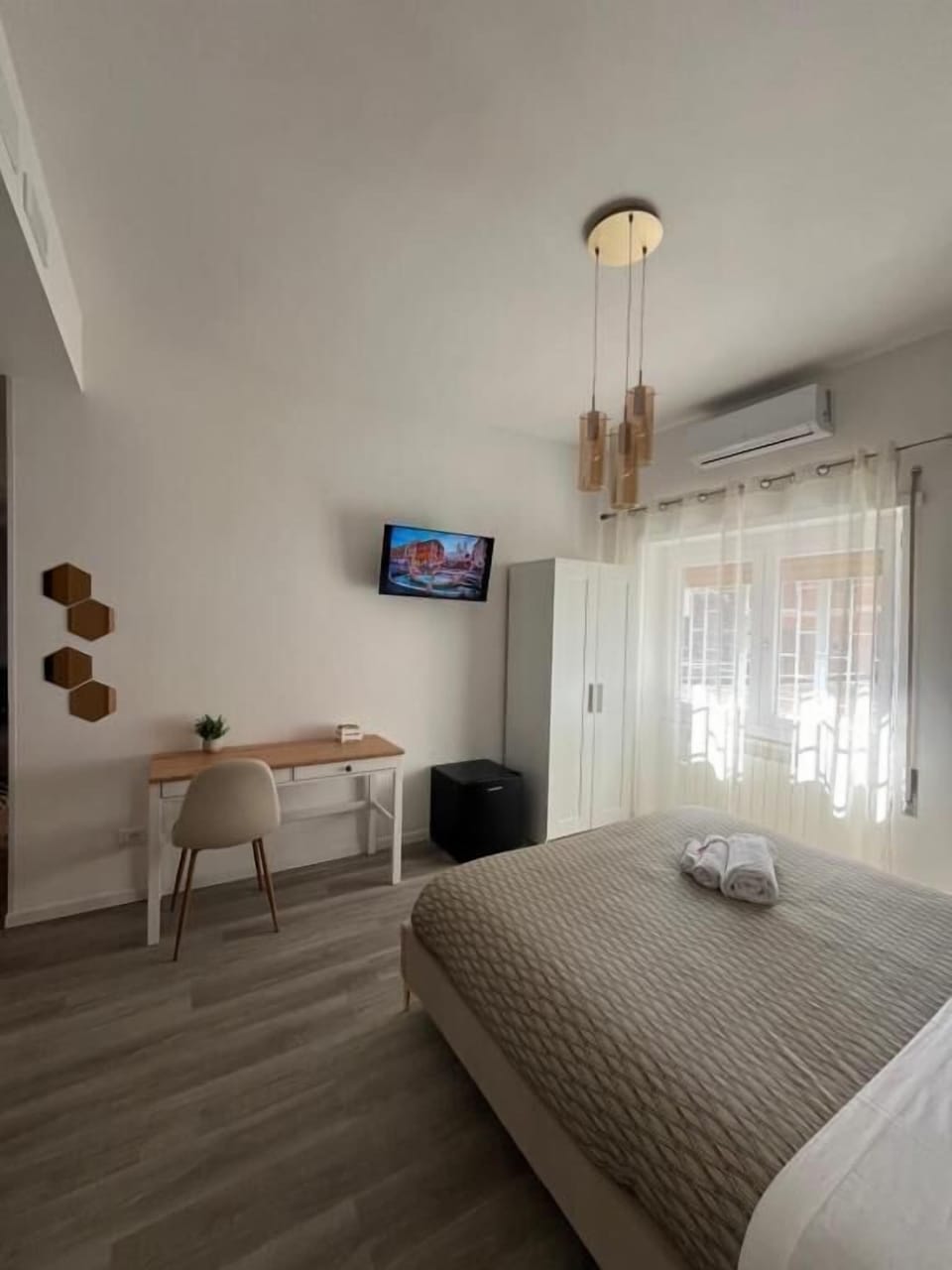 Deluxe Double or Twin Room | Desk, blackout drapes, soundproofing, iron/ironing board