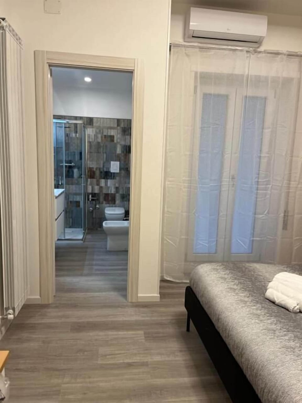 Deluxe Double or Twin Room | Desk, blackout drapes, soundproofing, iron/ironing board