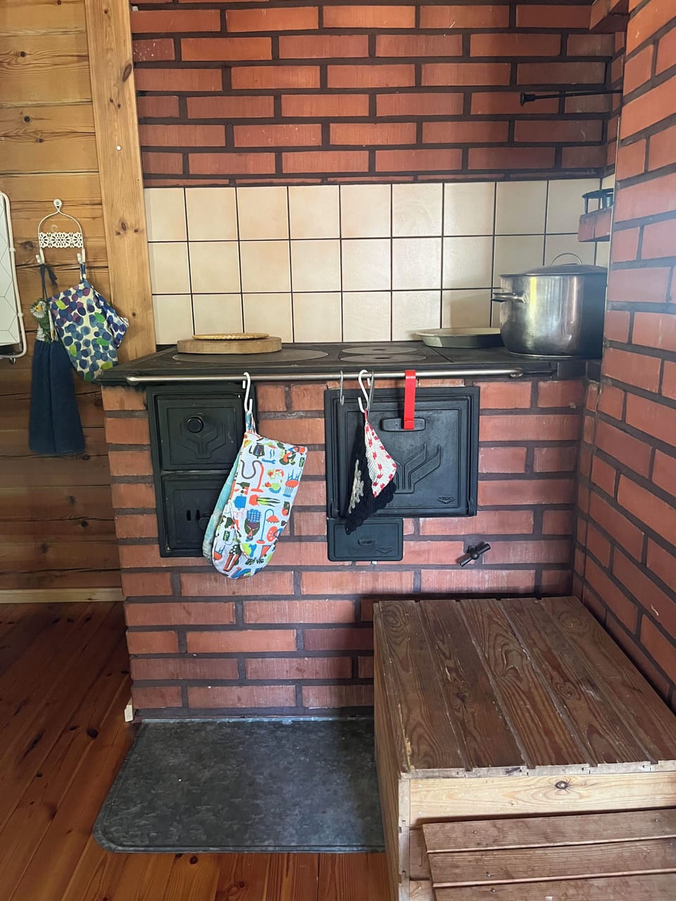 Full-size fridge, microwave, oven, stovetop
