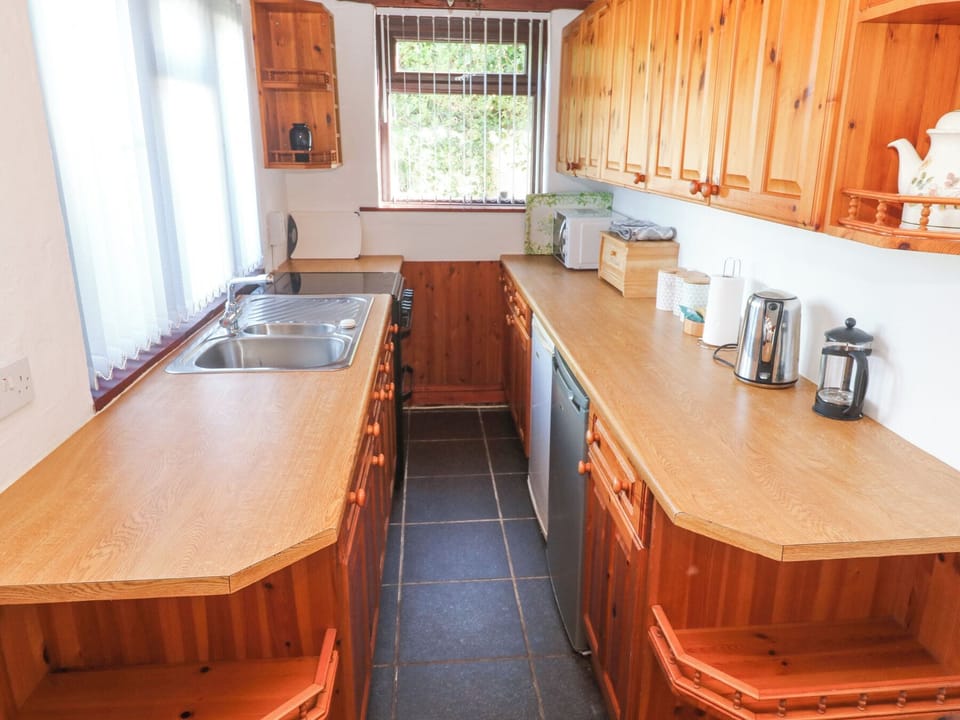 Fridge, microwave, dishwasher, cookware/dishes/utensils