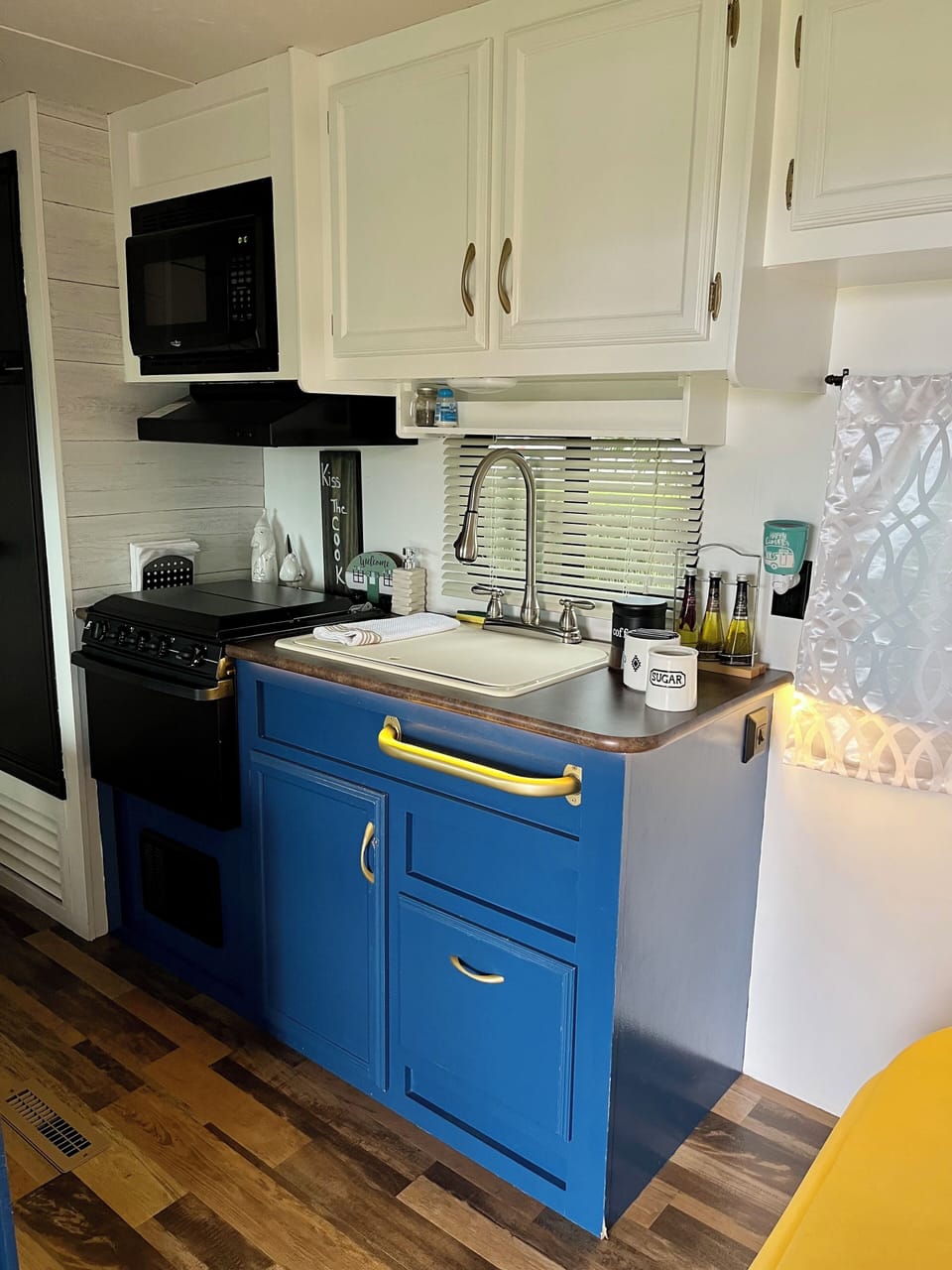 Mobile Home, 1 Queen Bed, Private Pool | Private kitchen