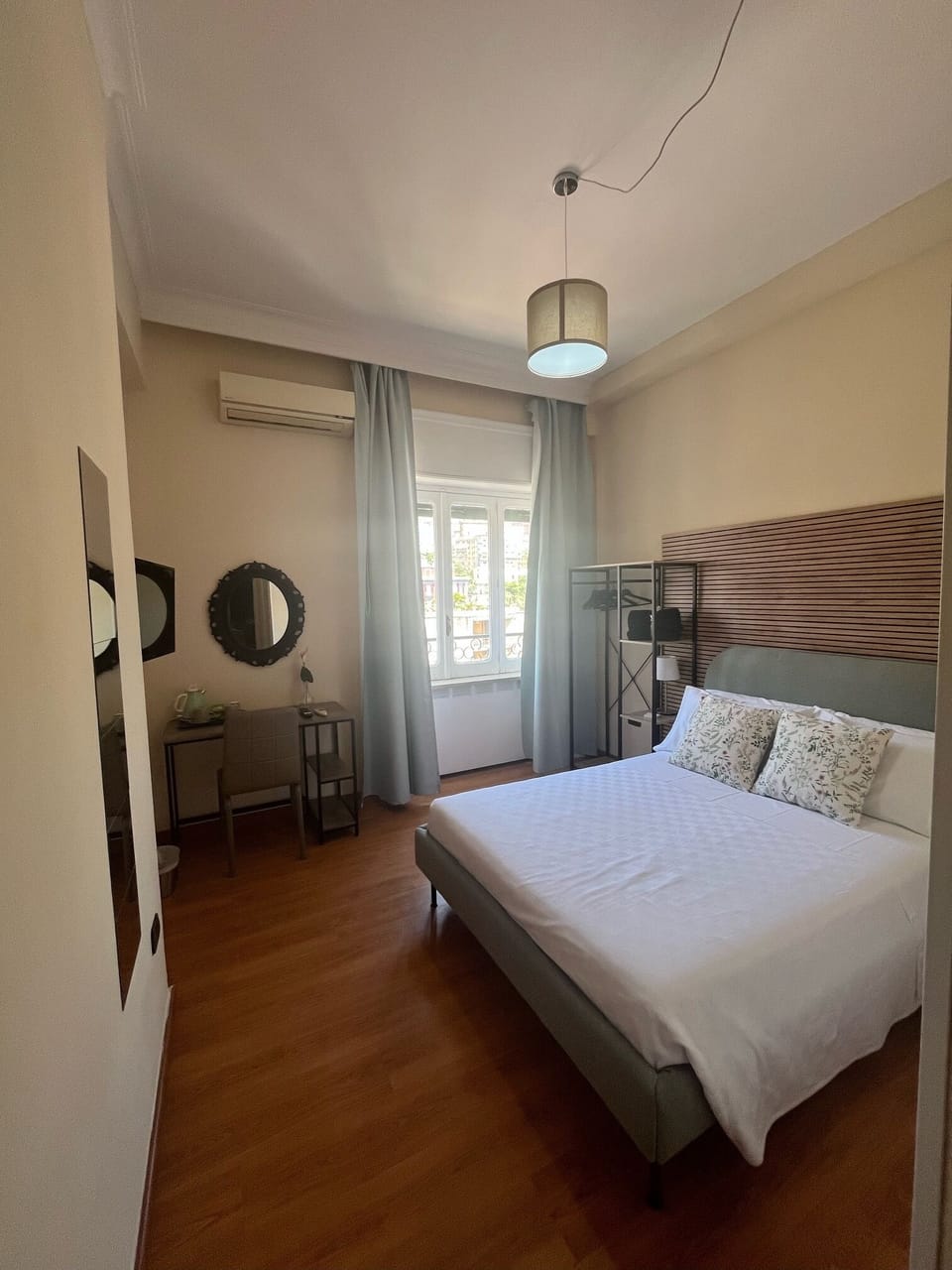 Camera Deluxe con Letto Matrimoniale, Vista città, N1 | Desk, blackout drapes, iron/ironing board, free WiFi
