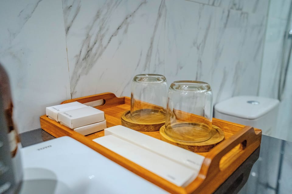 Deluxe Double Room | Bathroom | Free toiletries, hair dryer, bidet, towels