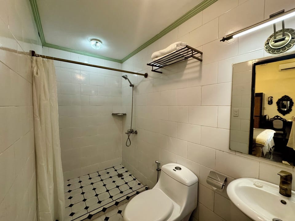 Deluxe Room, 1 King Bed | Bathroom