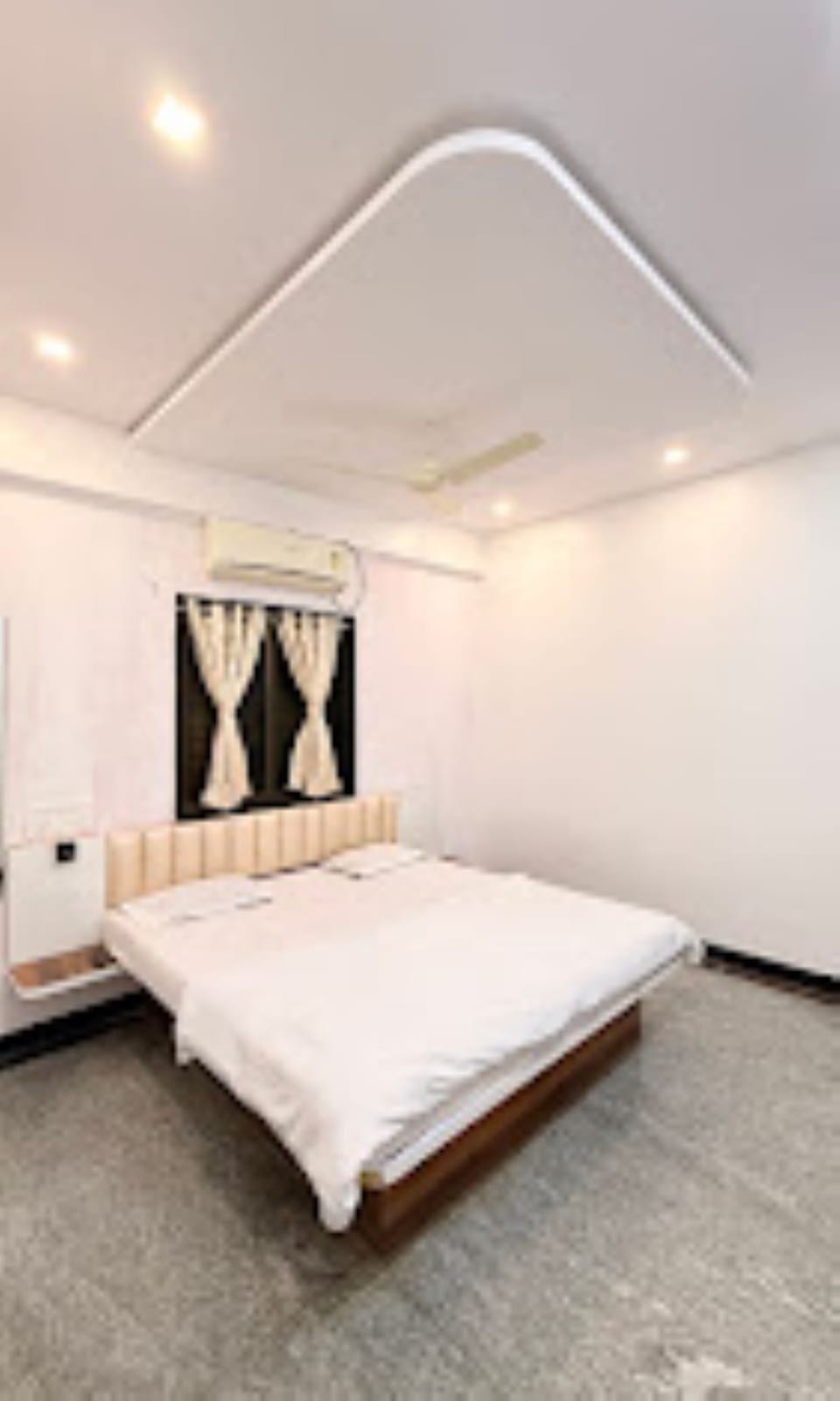 Triple Room, Non Smoking | Desk, free WiFi, bed sheets