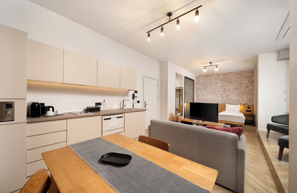 Superior Studio | Living room | 32-inch TV with cable channels