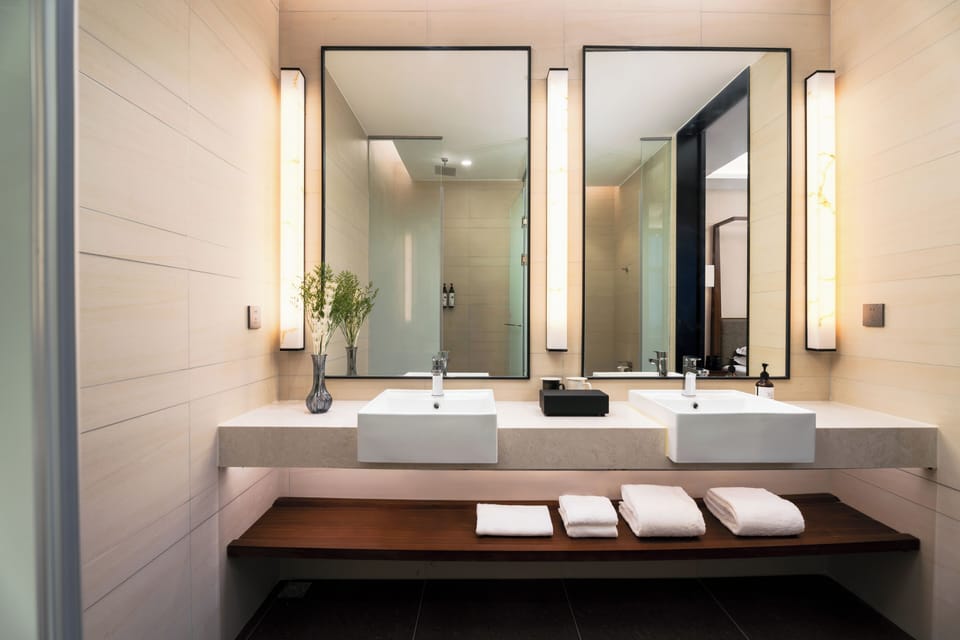 Luxury Room, City View | Bathroom | Shower, rainfall showerhead, free toiletries, hair dryer