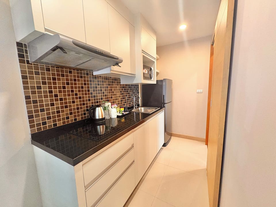 Executive Suite | Private kitchenette | Fridge, microwave, stovetop, cookware/dishes/utensils
