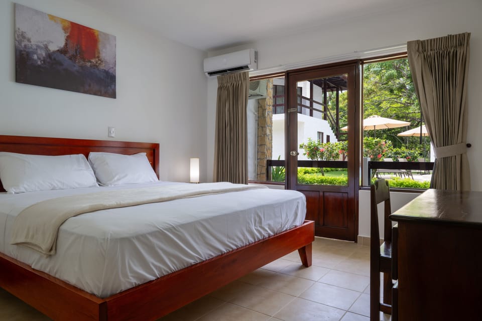 Standard Room Plus 1 King Bed | In-room safe, desk, bed sheets