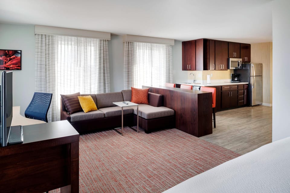 Studio, 1 King Bed with Sofa bed, Corner | Living area | 40-inch LED TV with cable channels, TV, Netflix