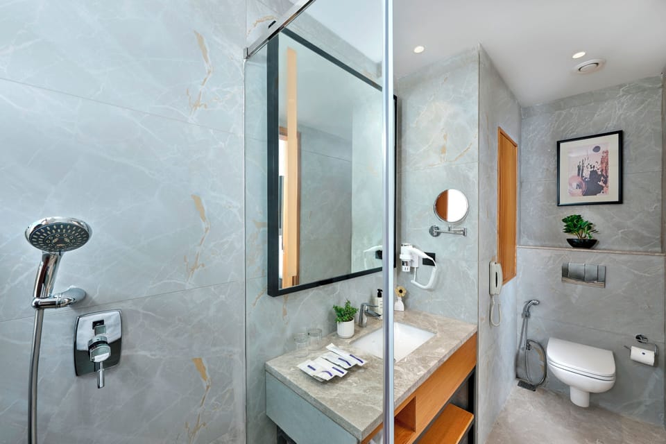 Shower, rainfall showerhead, free toiletries, hair dryer