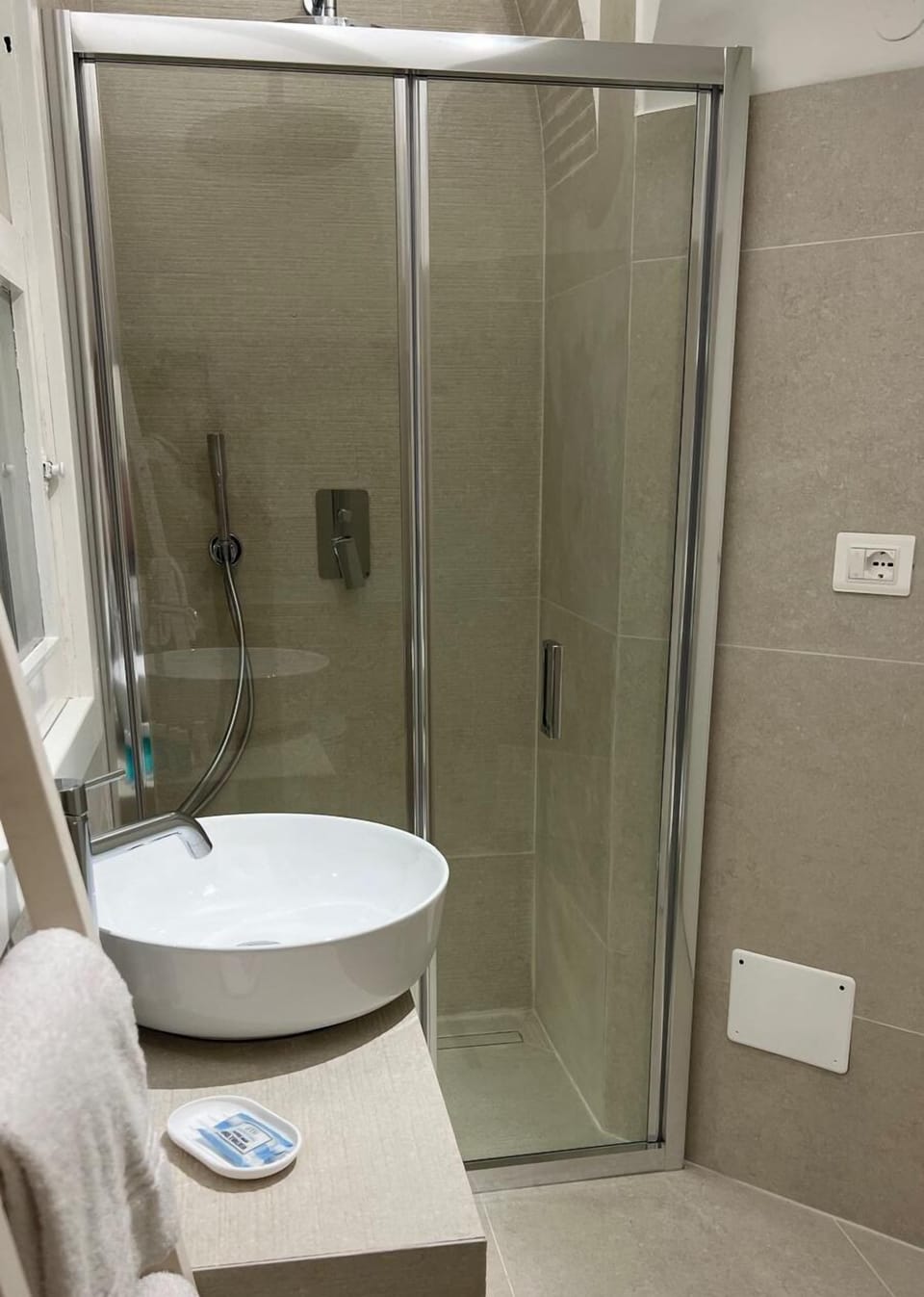 Deluxe Room | Bathroom | Shower, free toiletries, hair dryer, towels