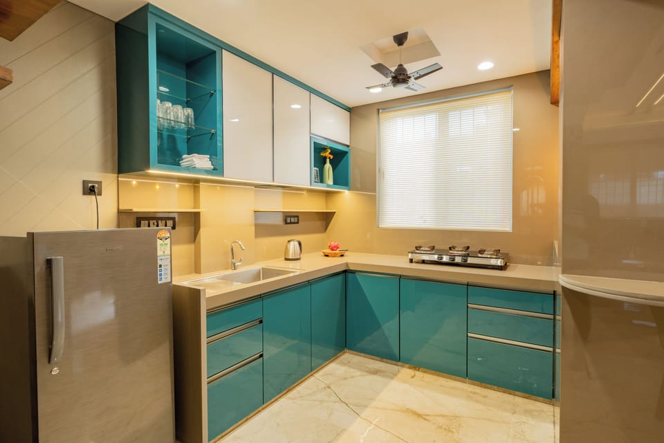 Family Room, Balcony, City View | Private kitchenette