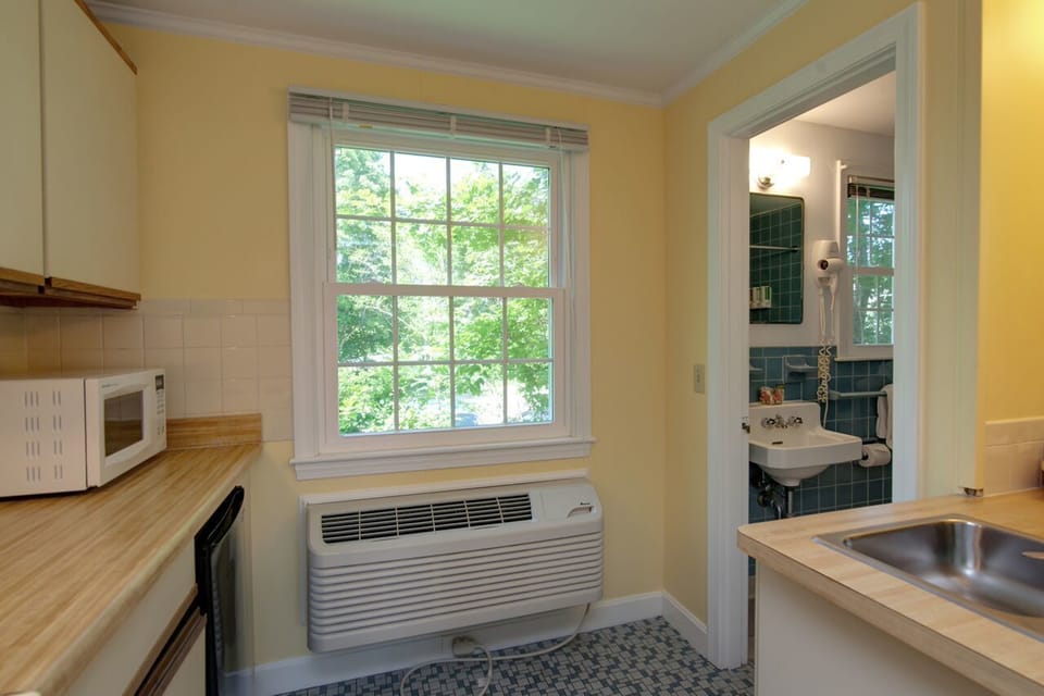 Standard Room, 2 Queen Beds | Microwave