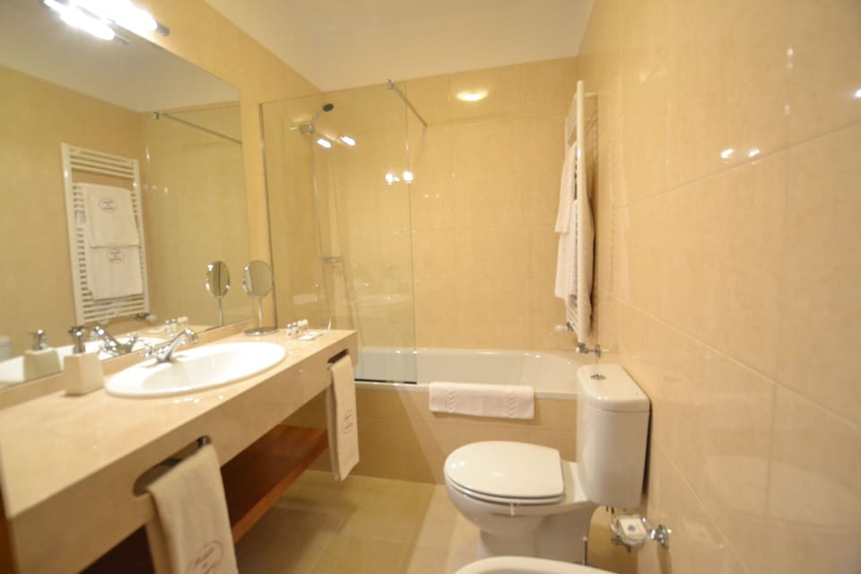 Twin Room | Bathroom | Free toiletries, hair dryer, towels