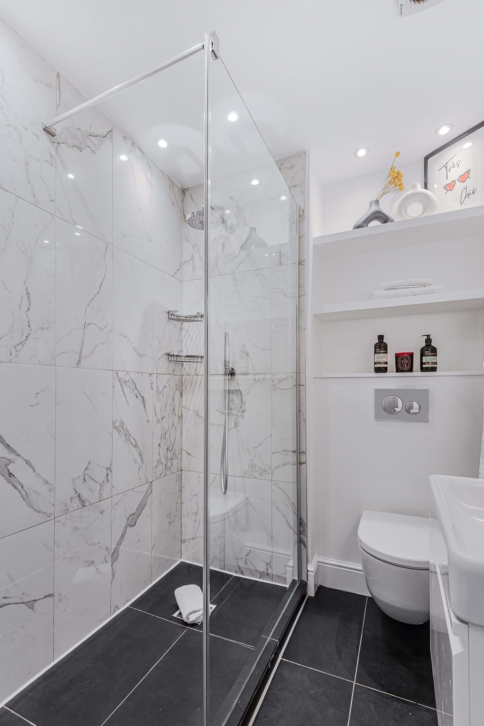 Lady on the Lane- 2 bed Primrose Hill - by Out of Office Lifestyle Apartment in London Borough of Camden
