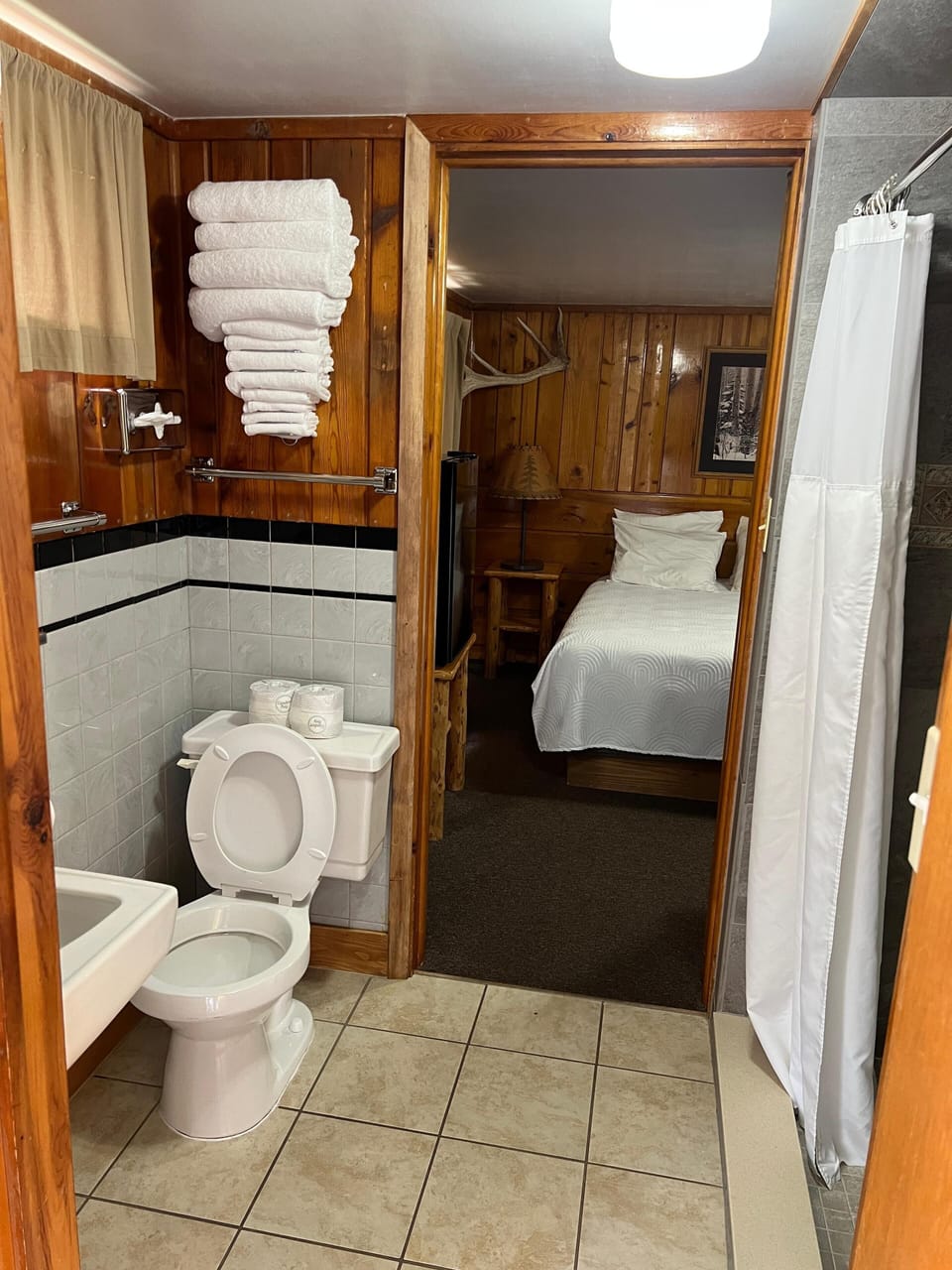 NEAR TO RIVER SIDE TWO QUEEN BED ROOM WITH SHARED BATH | Bathroom | Free toiletries, towels