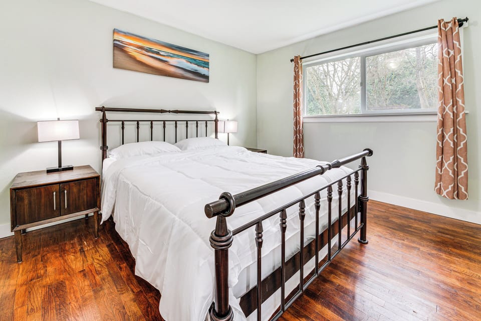 14 Mi to Dtwn Seattle: Sleek Home w/ Large Yard Cottage in Renton