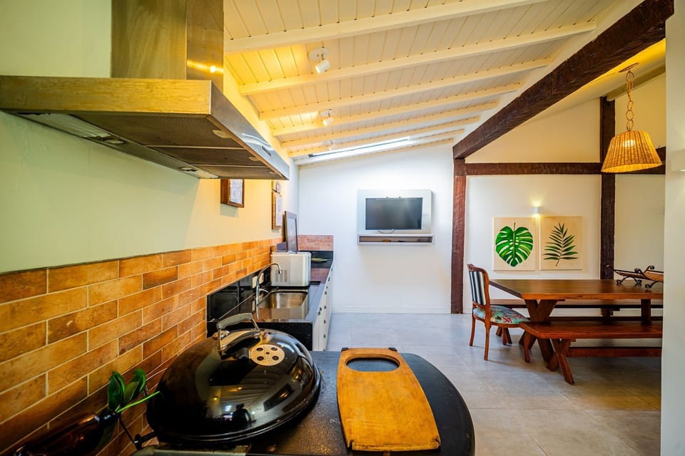 Deluxe Villa, 5 Bedrooms, Air conditioning | Private kitchen | Fridge, microwave, oven, stovetop