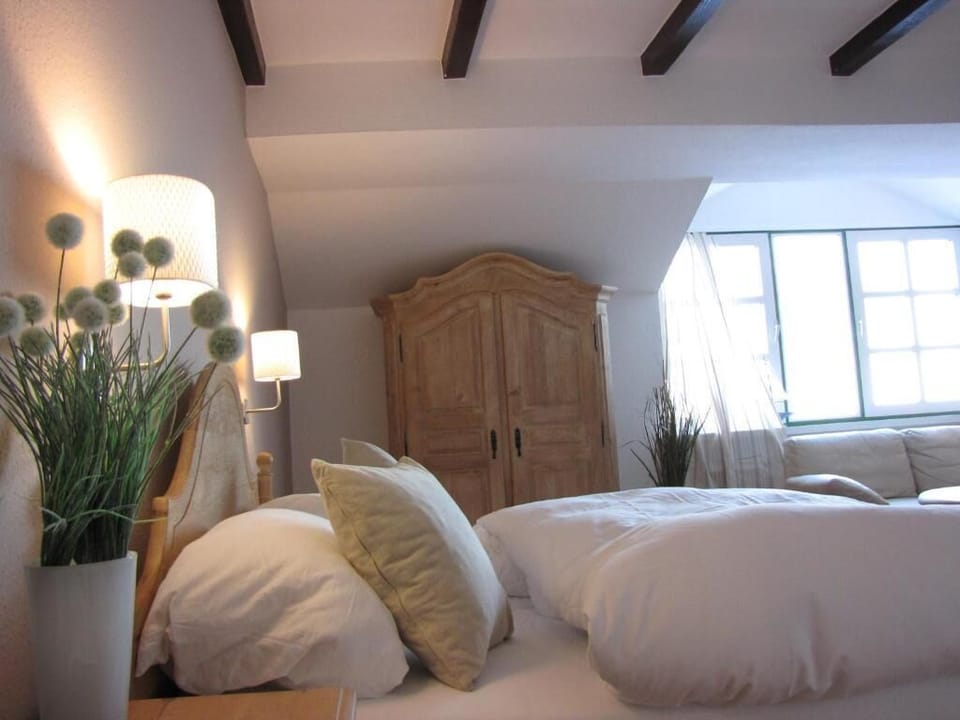 Comfort Studio Suite, Partial Sea View | Desk, free WiFi